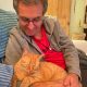 Ο συγγραφέας που υιοθέτησε αυτή την πορτοκαλί γάτα σε ένα από τα ταξίδια του στην Ελλάδα.
